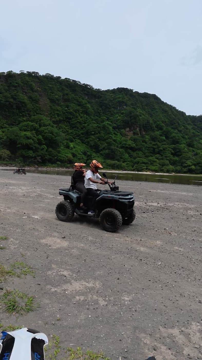Cuatrimoto doble para 2 personas en la ruta de Finca Rauda
